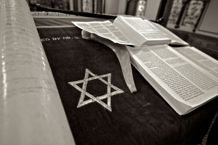 Komisia predkladá historicky prvú stratégiu EÚ pre boj proti antisemitizmu a podporu židovského života