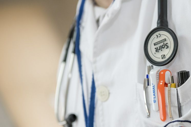 Koronavírus: Komisia presadzuje a uľahčuje cezhraničnú liečbu pacientov a nasadzovanie zdravotníckeho personálu