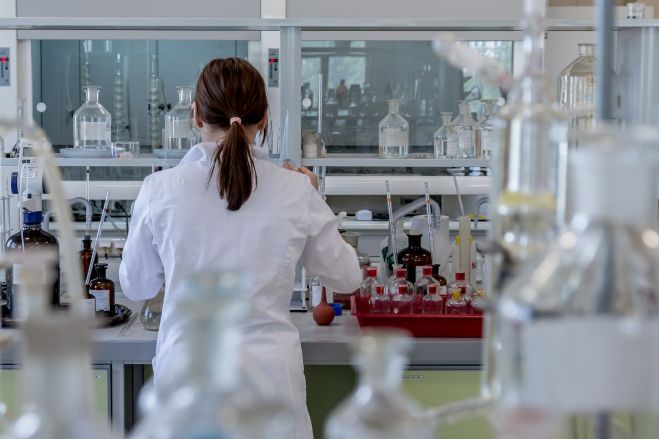 Koronav&iacute;rus: E&Uacute; rozdel&iacute; 128 mili&oacute;nov eur medzi 23 nov&yacute;ch v&yacute;skumn&yacute;ch projektov